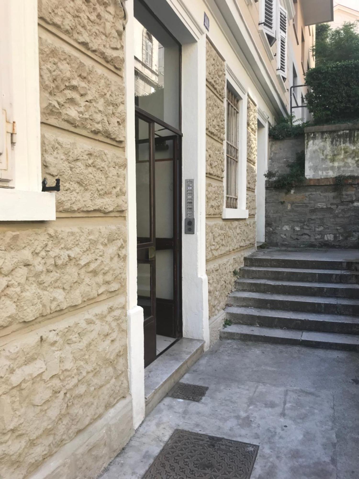 Alla Scalinata Del Teatro Rossetti Триест Экстерьер фото