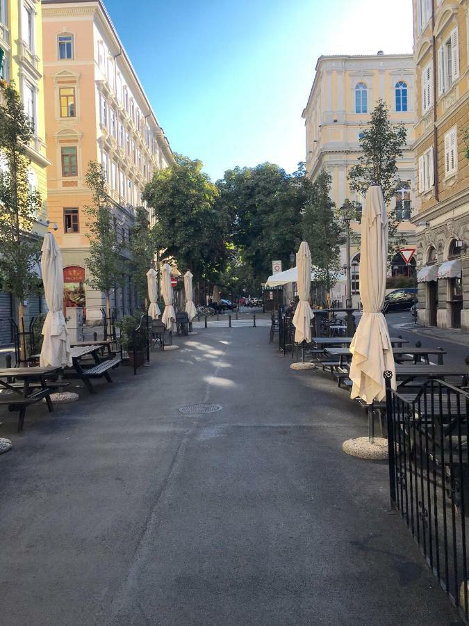Alla Scalinata Del Teatro Rossetti Триест Экстерьер фото