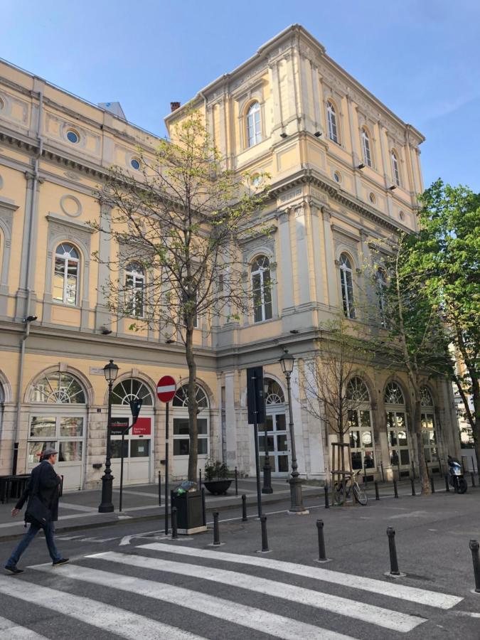 Alla Scalinata Del Teatro Rossetti Триест Экстерьер фото